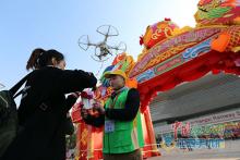 女孩借助无人机献花送书表爱意