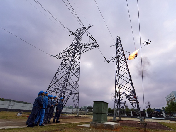 崇左供电局：无人机变身“喷火龙”助力线路消除隐患