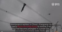 襄阳高压线被异物缠绕 喷火无人机排险