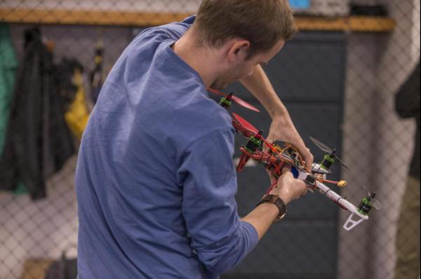 无人机也能被训练？它能在移动目标上自动降落