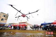 江西新余农机展无人机博眼球 种田大户冒雨购机