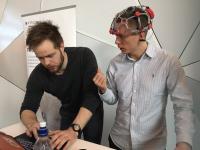 受华裔专家启发 挪威实验室现场展示意念控制无人机