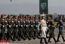 解放军三军仪仗队亮相巴国庆阅兵式 "彩虹"3无人机编队亮相