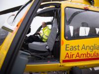 “空中惊魂”！威廉王子勤务机险撞无人机