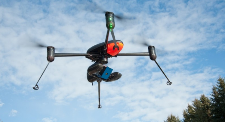 晚上迷路怎么办？无人机搭载LED灯为你指路