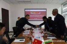 斯里兰卡军方访问河南三和航空公司进行参观考察