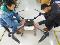 河北科大创业团队研制无人机喷农药 一亩地一分钟