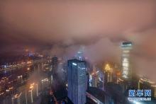 无人机雨夜航拍重庆渝中半岛 梦幻山城美如画