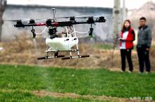 美女大学生爱上种地 开着无人机喷农药