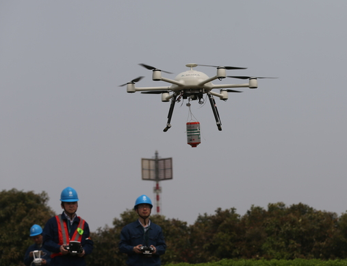 一机多用 无人机带"灭火弹"巡逻防山火