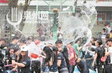 华侨大学泼水节欢乐举行 两架无人机航拍助兴