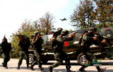 国产无人机和特战队并肩作战