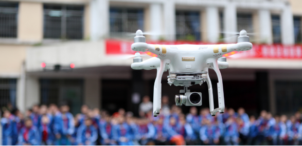 无人机“飞”进校园普及科技知识