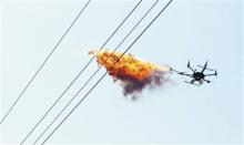 “喷火”无人机正式开工 清除高压线上飘挂物