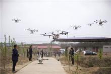 无人机飞入中国苹果之乡：现代科技助推农业产业化缓解劳动力难题