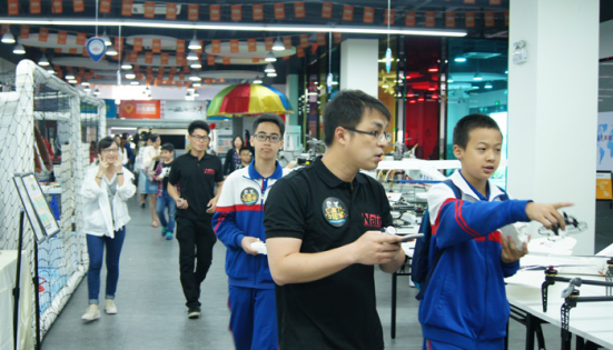 小记者团走进一品创客海沧基地 探索无人机奥秘