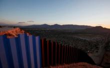 无人机摄像头下默默伫立的美墨边境墙