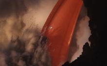 美摄影师抓拍无人机飞入火海航拍火山喷发场景