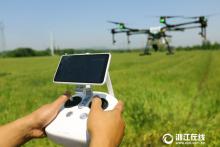 德清：无人机喷洒农药 三天可完成2000亩地