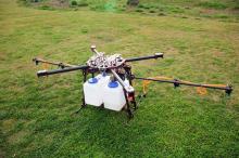 河南宝丰县“无人机”喷洒农药，10000亩只需34个小时
