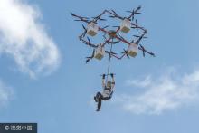 拉脱维亚牛人搭乘巨型无人机完成低空跳伞 或为世界首例