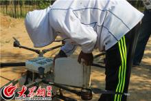 惠民：无人机麦田喷药作业 村民点赞安全省事又高效