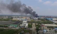 上海某工业园区发生火灾当地消防官兵火速救援扑灭大火