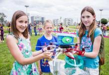 城会玩，现在开始玩无人机还不算OUT！