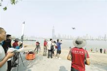 武汉水上救援添“尖板眼” 无人机空投救生圈