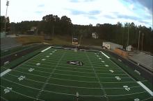 美国男子一脚飞射用橄榄球“射”中无人机