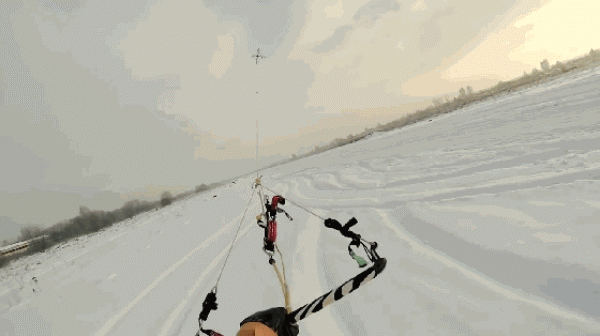 搭乘无人机玩跳伞 330米低空跳或成世界首例