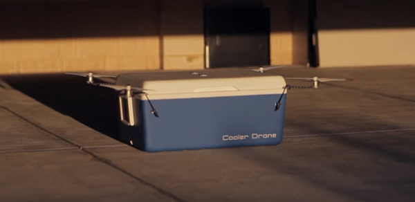 冷藏箱和无人机一体飞！热了，来一瓶飞行的冰冻啤酒吧！