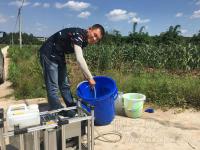 好洋气！无人机半天可以洒药100亩