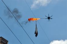 阳江供电运用喷火无人机清理线路飘挂物