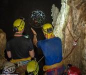 这款无人机有六个螺旋桨，12个自由度想怎么飞就怎么飞