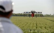 不开拖拉机玩无人机 农民“飞手”月入万元