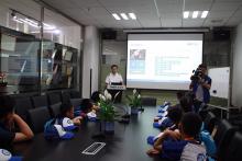 新华小记者探索无人机的奥秘