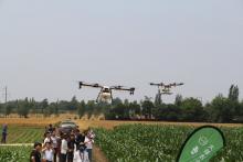 平凉市农科院成功举办玉米新品种示范、病害无人机喷药技术观摩会
