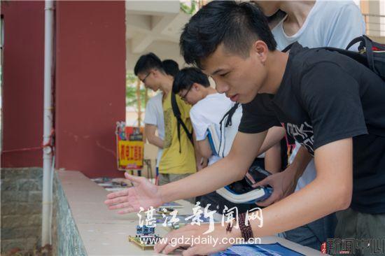 海大寸金学院无人机、机械手臂机器人惊艳亮相