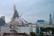 震撼！无人机航拍陈塘庄热电厂水塔爆破拆除
