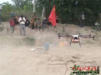 驻村工作队请来无人机帮助村民打农药