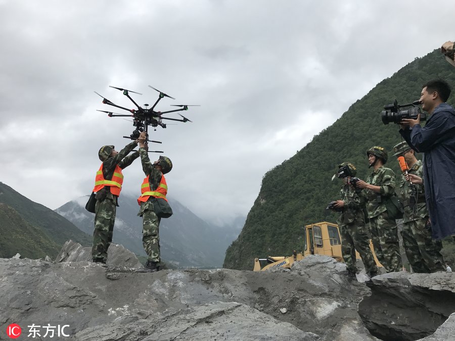 四川茂县山体垮塌百人被埋 无人机航拍村庄变平地现场震撼