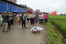 推广无人机喷药做好病虫害统防统治