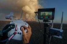 摄影师利用无人机航拍火山喷发！然而意外瞬间发生了，措手不及