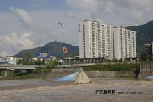 俩钓鱼者被洪水围困 采用无人机成功营救