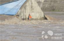 四川广元两名钓鱼者被洪水围困 无人机成功营救