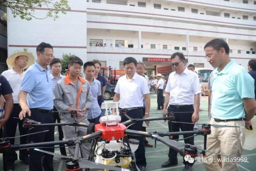 全市灾后恢复生产农机现场演示 无人机高效喷洒农药