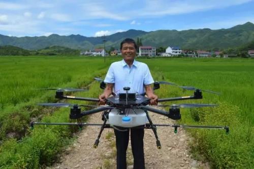 贵溪农民真时髦 种田用上无人机