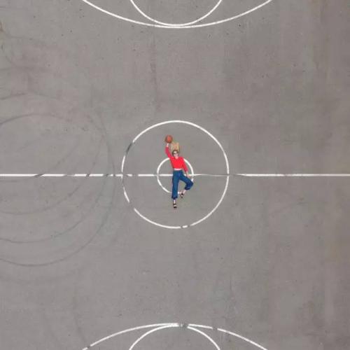 利用地面线条 打造趣味航拍