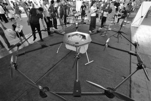 18个螺旋桨 全国最大农用无人机亮相农博会